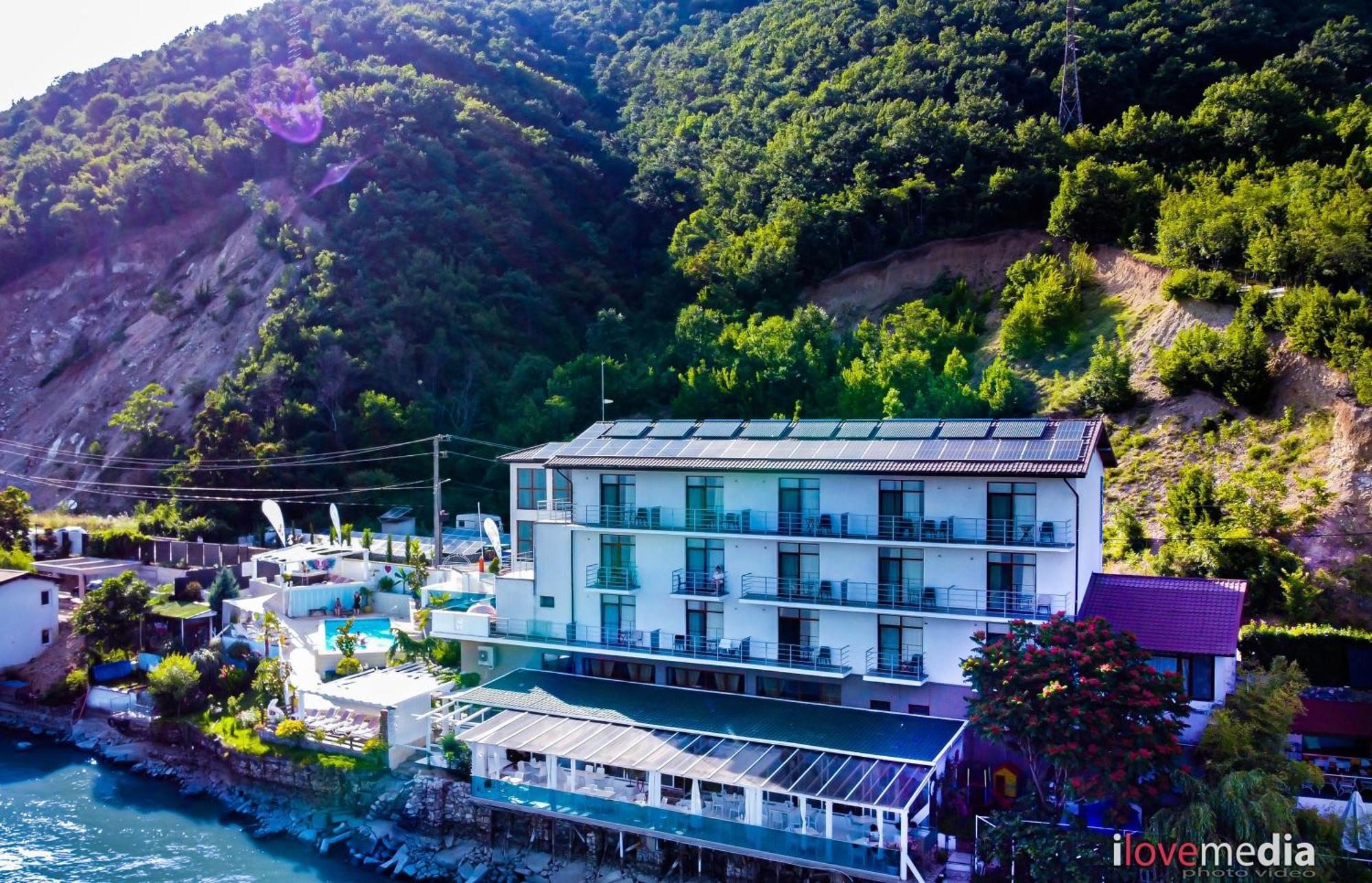 Riviera 990 - Resort & Restaurant Ieşelniţa 外观 照片